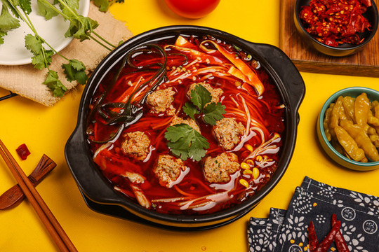 紅湯香菜丸子米線