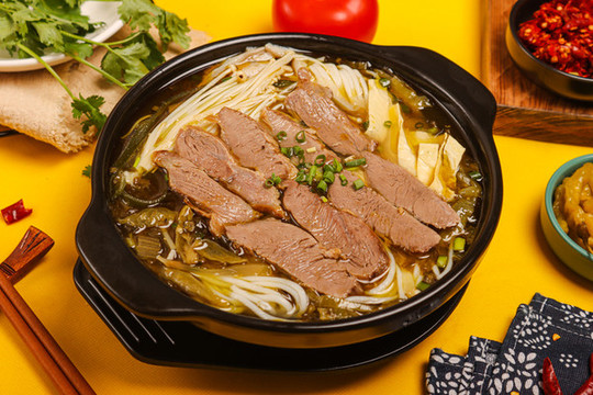 酸菜格子肉米線