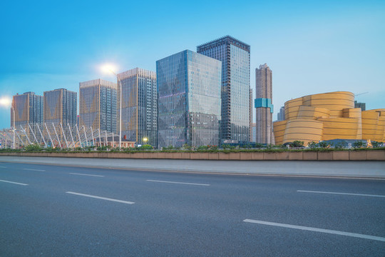 武漢城市建筑天際線和柏油馬路