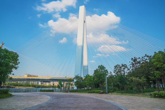 武漢月湖橋和無人的市民公園廣場