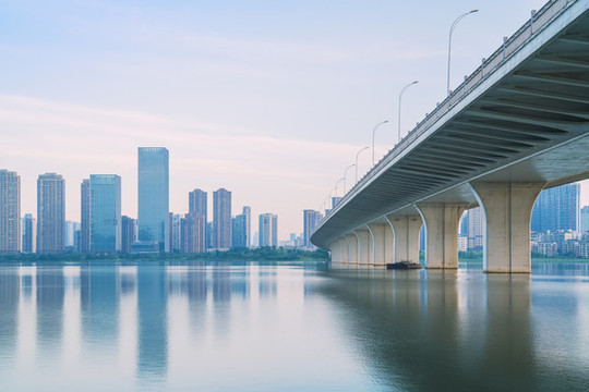 武漢城市天際線和沙湖大橋風光