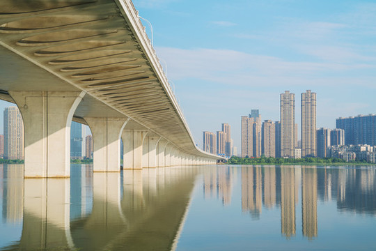 武漢城市天際線和沙湖大橋風(fēng)光
