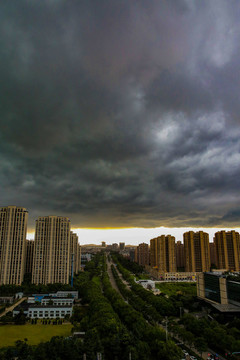 暴雨將至黑云翻墨