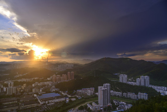 雨后夕陽(yáng)別樣美