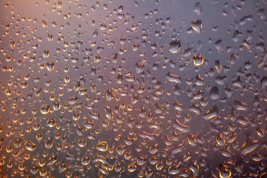 雨滴落在窗戶上背景特寫