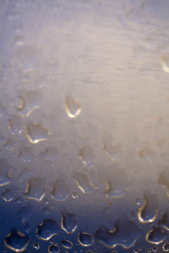 雨滴落在窗戶上背景特寫