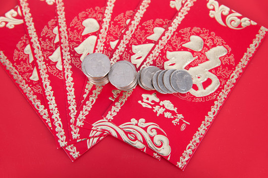 紅背景上的紅包和美元硬幣