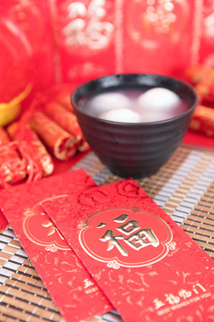 紅背景里一碗元宵節(jié)的元宵和紅包