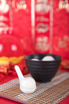 小勺子里的一個湯圓