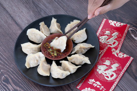 筷子夾起盤子里的餃子