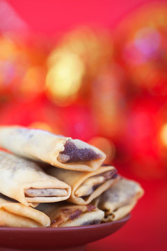 紅背景上的一盤立春的炸春卷