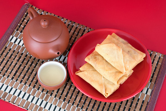 傳統(tǒng)小吃炸春卷和中國茶飲
