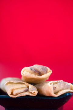 盤(pán)子里金黃色的炸春卷特寫(xiě)