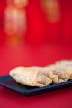 紅背景上一盤(pán)立春時(shí)節(jié)的炸春卷