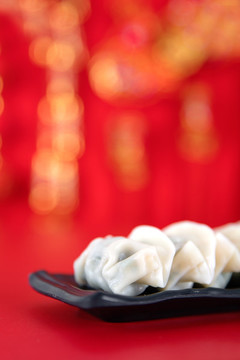 紅背景上一盤節(jié)日的餃子