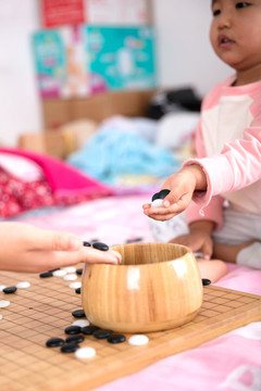 正在學(xué)下圍棋的小女孩