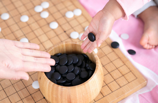 把棋子放進(jìn)棋盒里