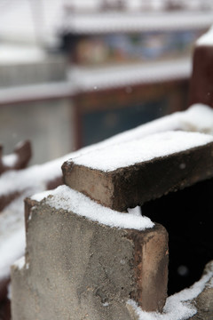 農(nóng)村下完雪后的煙囪