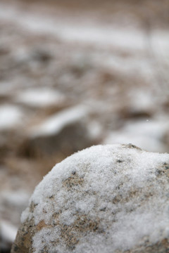 冬季農(nóng)村田野里的雪