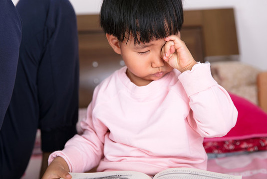 看書疲勞揉眼睛的小女孩