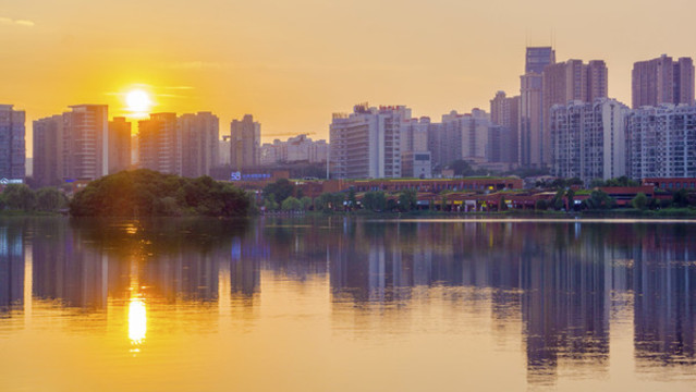 湖畔夕陽紅