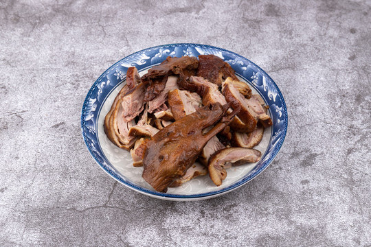 盤子里的鹵鴨肉