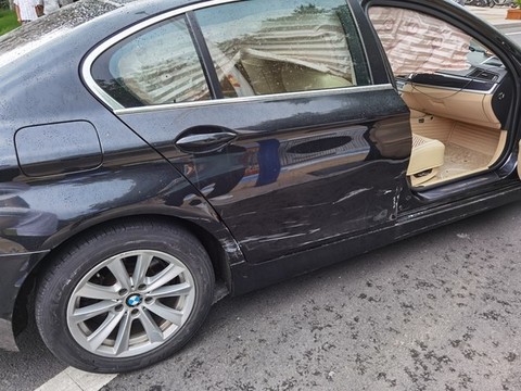 被撞壞的轎車