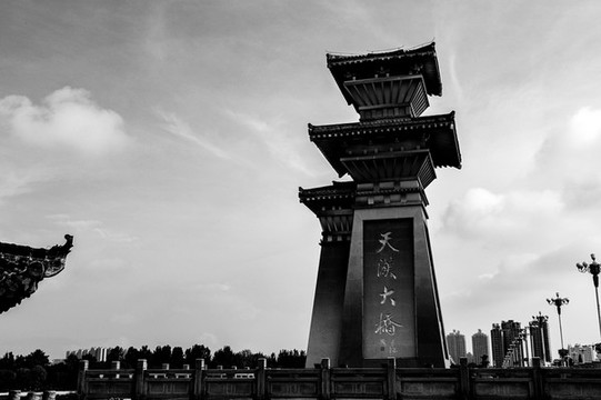 黑白攝影天漢大橋