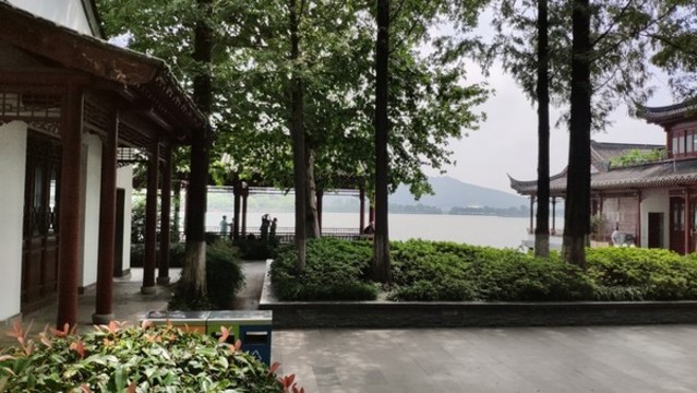 湖岸