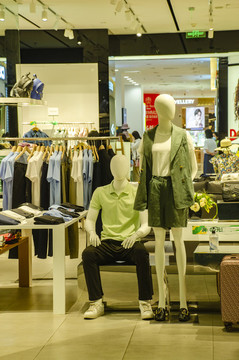 春裝精品時(shí)裝店服裝店內(nèi)景