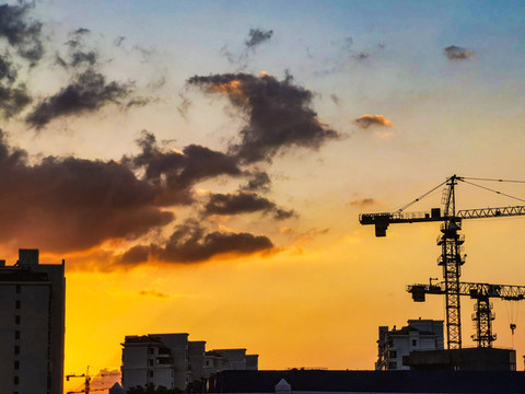 夕陽下的建筑工地