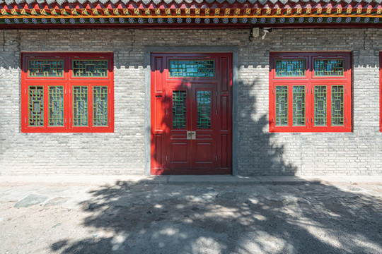 中國傳統(tǒng)建筑石墻和紅色門窗
