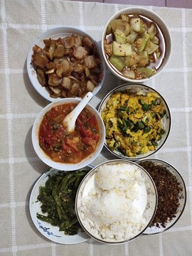 一桌子飯菜