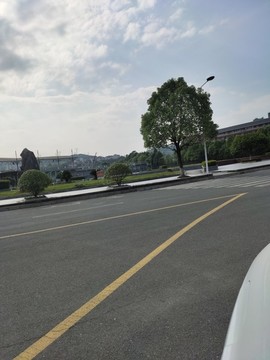 公路與藍天白云