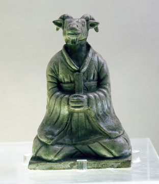 青釉羊頭人身俑
