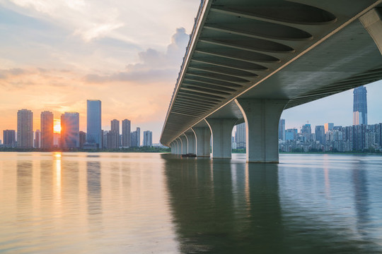 武漢沙湖大橋和城市建筑天際線