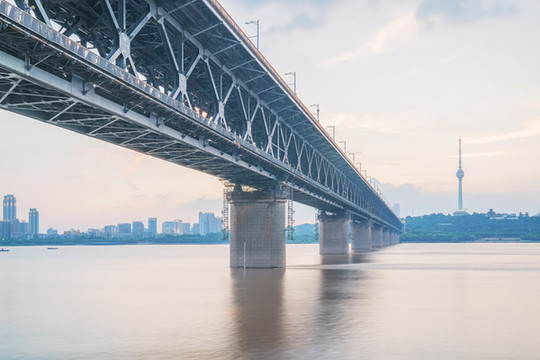 武漢長(zhǎng)江大橋和城市建筑天際線