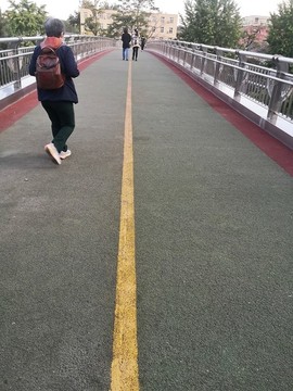 過(guò)街天橋