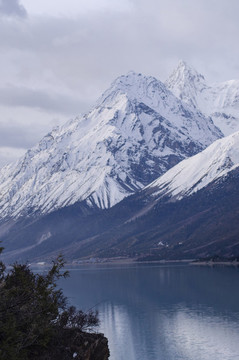 高原雪山湖泊西藏八宿然烏湖美景