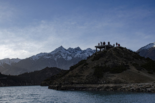 夕陽(yáng)下的然烏湖風(fēng)光雪山美景