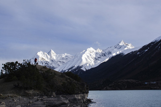 高原雪山湖泊西藏八宿然烏湖美景