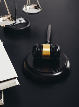 商務人士討論法律問題