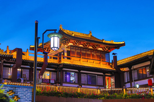 古建筑閣樓屋頂藍天