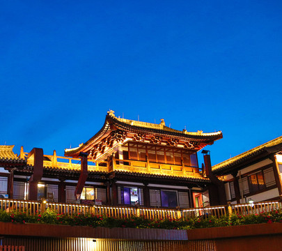古建筑閣樓屋頂藍(lán)天
