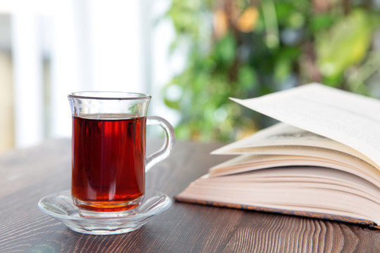 翻開(kāi)的書(shū)和一杯紅茶