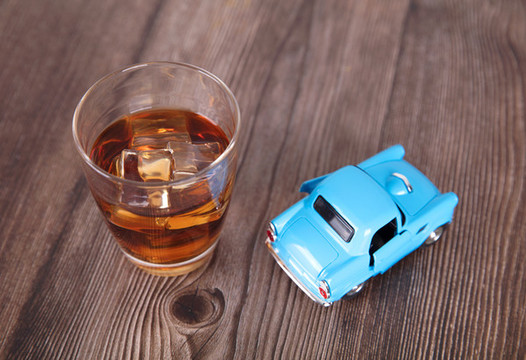 一杯酒和小汽車模型