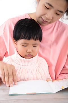 正在陪伴孩子看書的媽媽