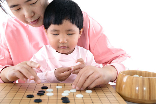 年輕媽媽教孩子下圍棋