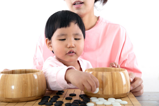 年輕媽媽教孩子下圍棋