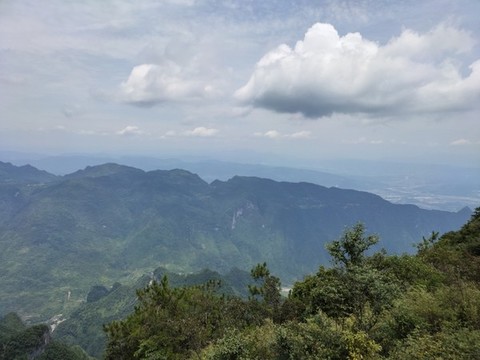藍(lán)天白云與青山